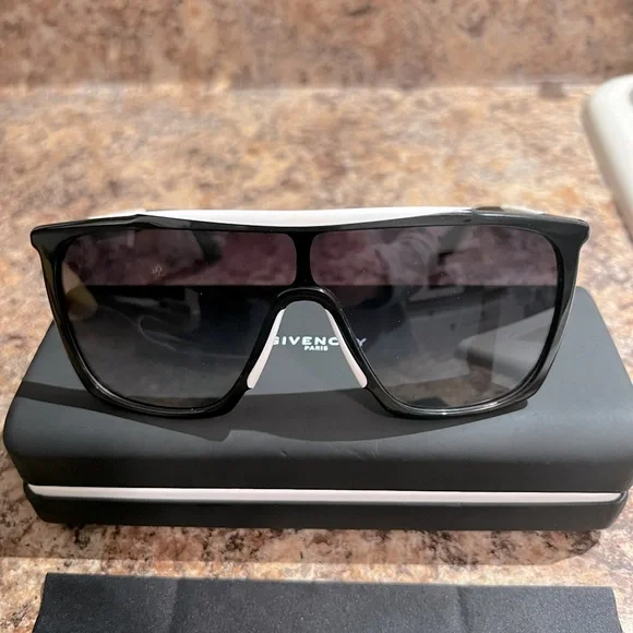Givenchy | Accessories | Givenchy Gv 740s 0tem9o Black White  display picture 1